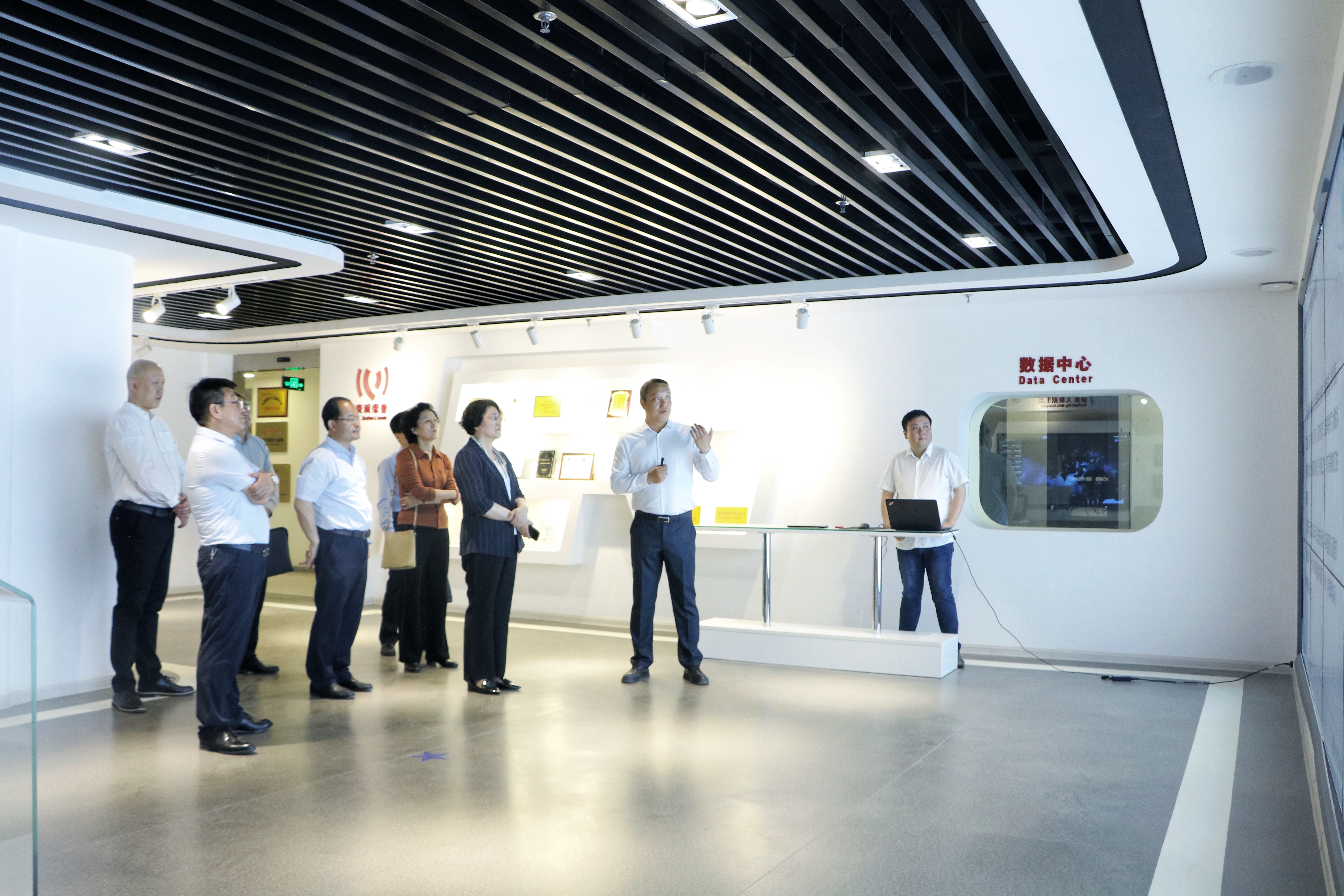 3宋樹紅一行參觀公司大數(shù)據(jù)與人工智能展廳.jpg